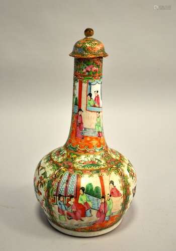 CHINE, Canton. VASE bouteille en porcelaine à déco…