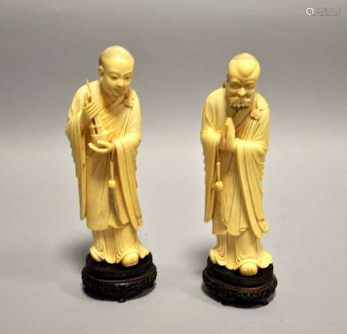 CHINE. Paire de SUJETS en ivoire sculpté figurant …