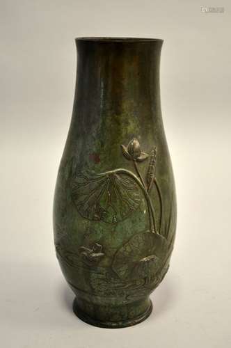 JAPON. VASE piriforme en bronze patiné vert nuancé…