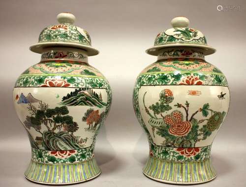 CHINE. Paire de POTICHES en porcelaine à décor en …