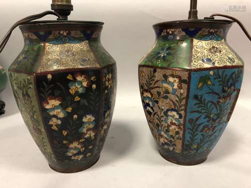 CHINE. Paire de VASES à pans coupés en émaux clois…