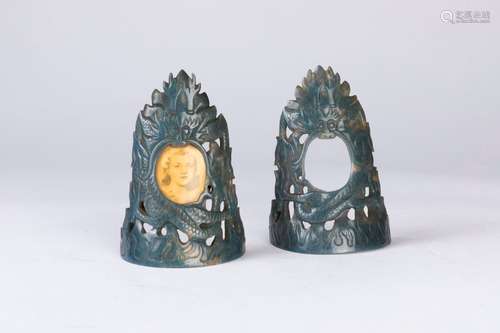 CHINE. Paire de SUJETS en pierre dure bleu sculpté…