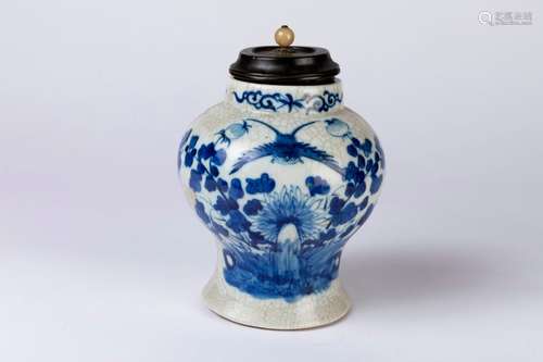 CHINE. Petit POT COUVERT en porcelaine craquelée à…