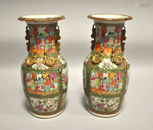 CHINE, Canton. Paire de VASES en porcelaine à déco…