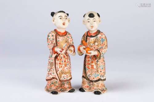 JAPON. Paire de SUJETS en porcelaine à décor polyc…