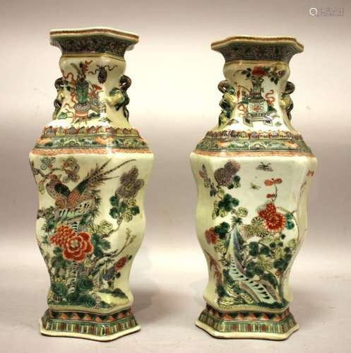 CHINE. Paire de VASES de section hexagonale et à p…