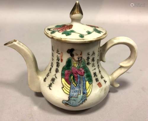 CHINE. Petite THÉIÈRE d'enfant en porcelaine à déc…