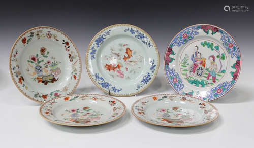 A Chinese export porcelain plate, Qianlong period, the centre painted with goldfish, the rim with