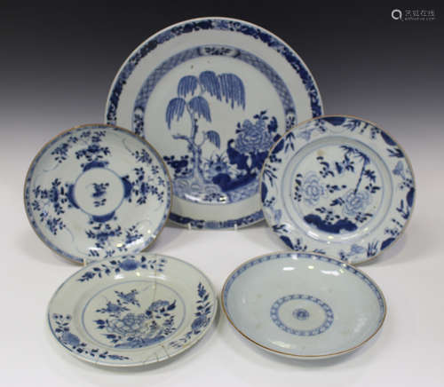 A group of Chinese blue and white porcelain, Kangxi and Qianlong period, comprising a circular dish,