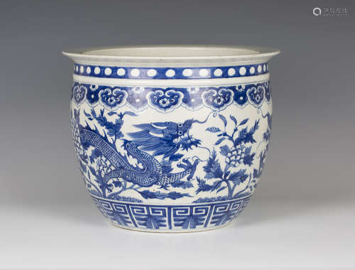 A Chinese blue and white porcelain jardinière, late 19th/early 20th century, the body painted with