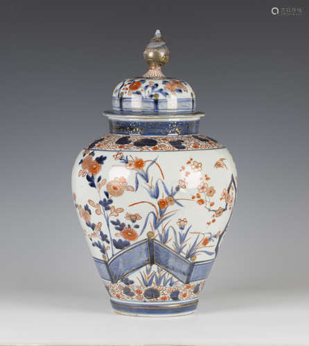 A Japanese Imari porcelain jar and domed cover, late 17th/early 18th century, of shouldered tapering