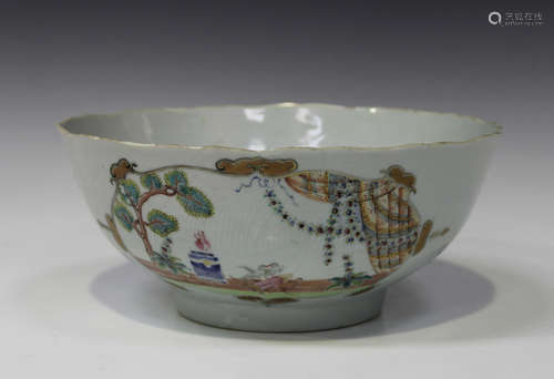 A rare Chinese famille rose export porcelain circular bowl, Qianlong period, the exterior painted