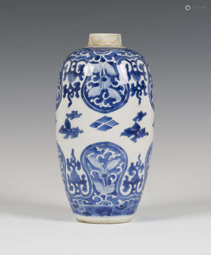 A Chinese blue and white export porcelain vase, Kangxi period, of elongated ovoid form, the collar