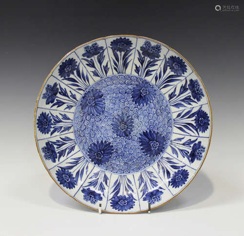 A Chinese blue and white aster pattern circular saucer dish, Kangxi period, painted with five