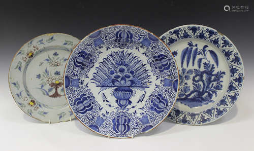 A Dutch Delft dish by De Drye Porceleyne Flesschen, mid-18th century, painted in blue with a central