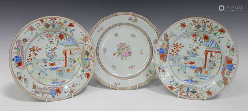 A pair of Chinese famille rose export porcelain plates, Yongzheng/Qianlong period, each centre