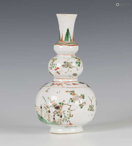 A Chinese famille verte enamelled porcelain double-gourd shaped vase, Kangxi period, the upper