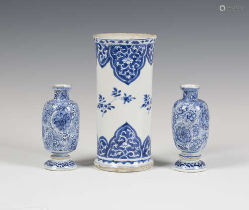 A Chinese blue and white export porcelain vase, Kangxi period, of slightly waisted cylindrical form,