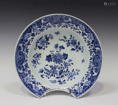 A Chinese blue and white export porcelain barber's bowl, Qianlong period, the central well painted