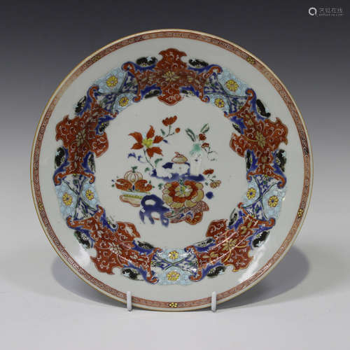 A Chinese export porcelain plate, late Yongzheng/early Qianlong period, painted and gilt with a