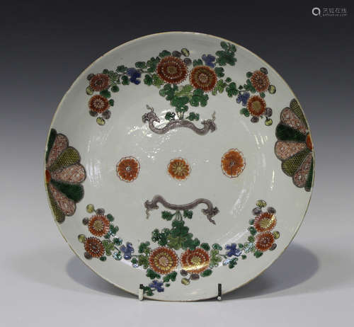 A Chinese famille verte porcelain saucer dish, Kangxi period, the interior painted with opposing