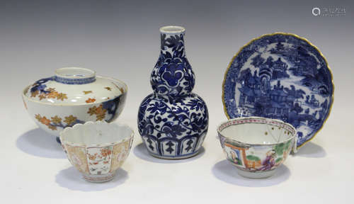 A small group of Chinese porcelain, Qianlong period and later, comprising two export tea bowls (