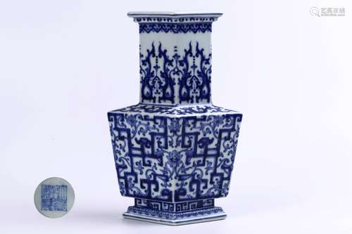 A Chinese Blue and White Porcelain Vase