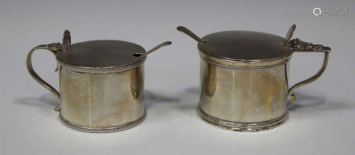 A William IV silver cylindrical mustard with hinged lid and reeded rim, London 1836 by Edward,