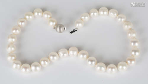 A single row necklace of freshwater cultured pearls on a white gold spherical clasp, detailed '9k