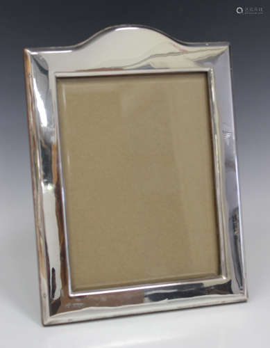 A George V silver mounted shaped rectangular photograph frame, Chester 1913 by Jay, Richard