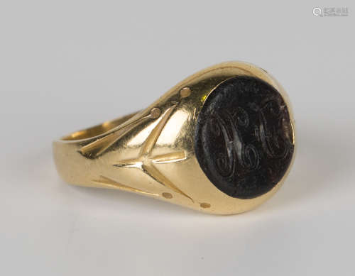 A gold and agate set signet ring, initial engraved, detailed '18', ring size approx P1/2 (damaged).