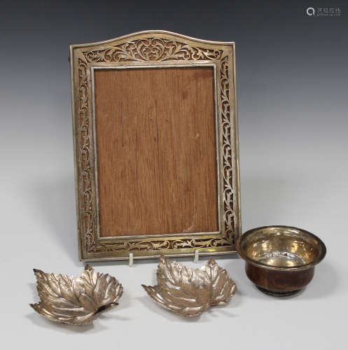 A pair of 20th century white metal dishes, each in the form of a vine leaf, detailed 'Silver' to