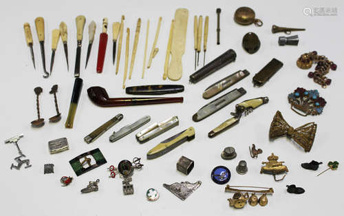 A group of collectors' items, including a brass pocket sovereign case, two silver bladed and