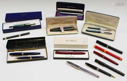 A selection of various mid/late 20th century fountain and ballpoint pens, including Parker,