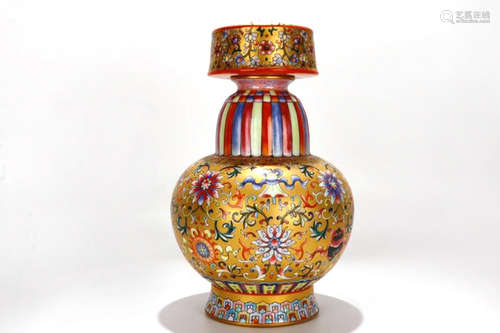 A Chinese Enamel Porcelain Vase