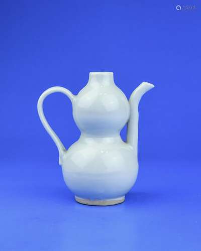 A Chinese Porcelain Wine Pot