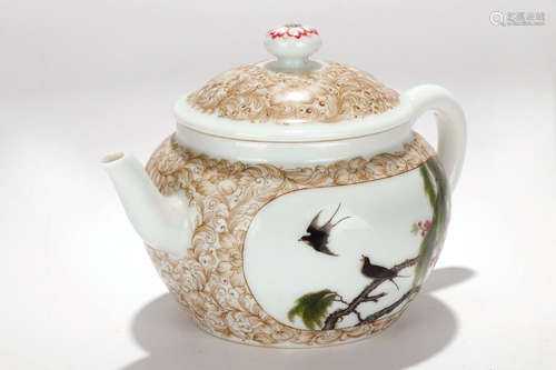 A Chinese Famille-Rose Porcelain Pot with Cover