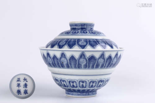 A Chinese Blue and White Porcelain Cup with Cover