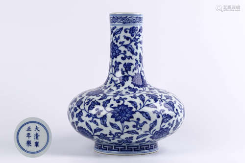 A Chinese Blue and White Porcelain Vase