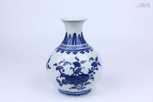 A Chinese Blue and White Porcelain Vase