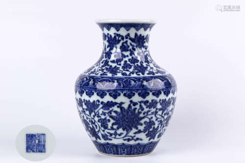 A Chinese Blue and White Porcelain Vase