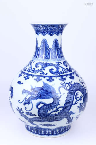 A Chinese Blue and White Porcelain Vase