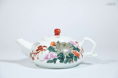 A Chinese Famille-Rose Porcelain Tea Pot