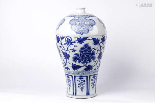 A Chinese Blue and White Porcelain Vase