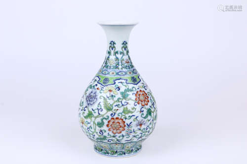 A Chinese Wu-Cai Porcelain Vase