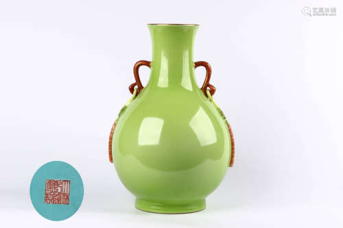 A Chinese Green Glazed Porcelain Vase