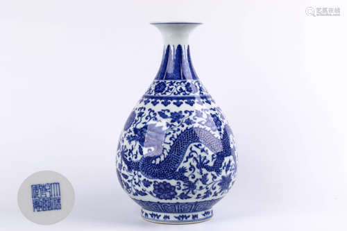 A Chinese Blue and White Porcelain Vase