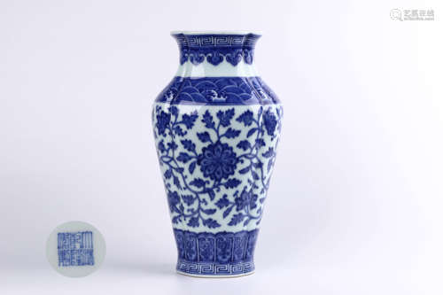 A Chinese Blue and White Porcelain Vase