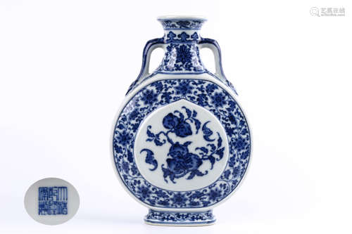 A Chinese Blue and White Porcelain Vase