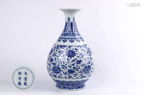 A Chinese Blue and White Porcelain Vase